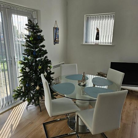 Coastal Apartment With Beach On Your Doorstep! Llanelli Bagian luar foto