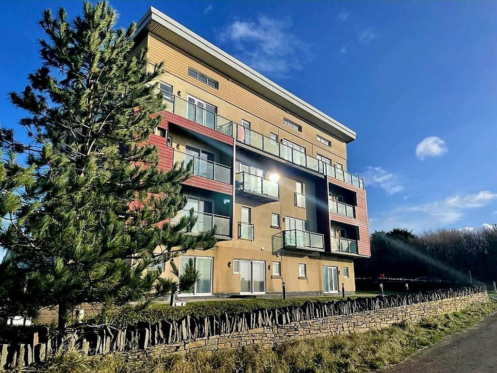 Coastal Apartment With Beach On Your Doorstep! Llanelli Bagian luar foto
