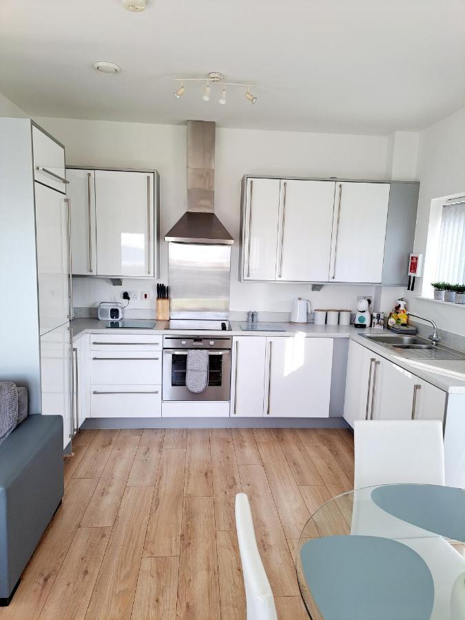 Coastal Apartment With Beach On Your Doorstep! Llanelli Bagian luar foto