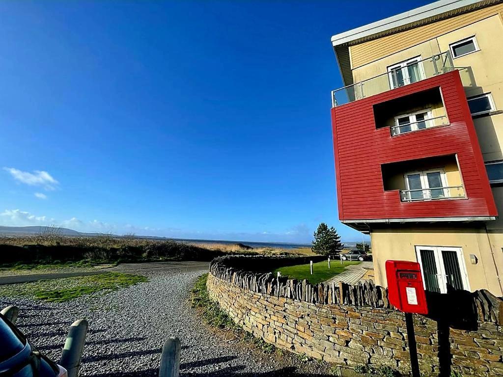 Coastal Apartment With Beach On Your Doorstep! Llanelli Bagian luar foto